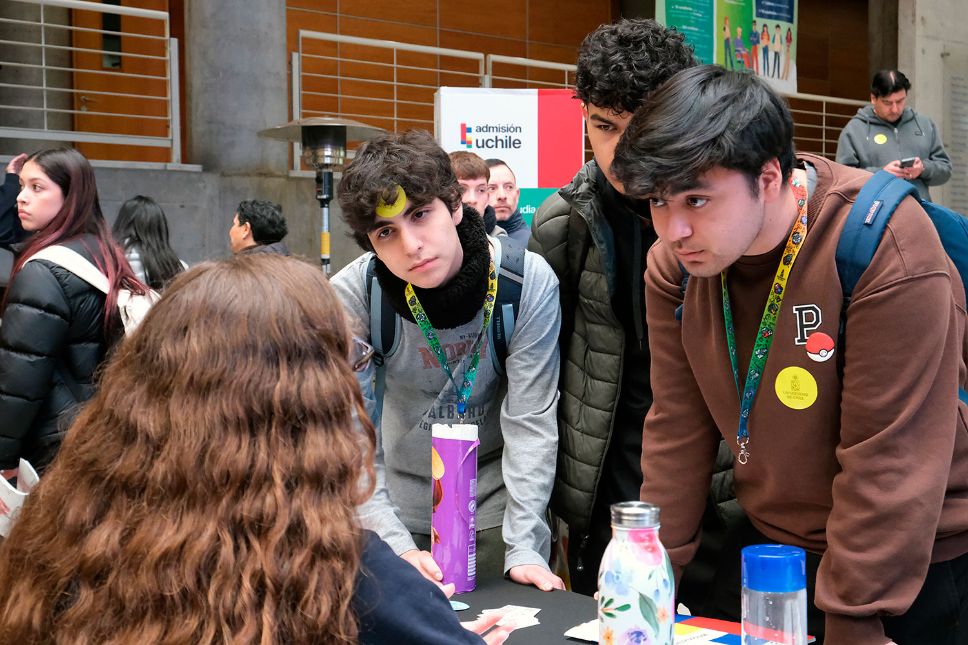 Desde distintas partes de Santiago y regiones cercanas llegaron grupos de amigos, compañeras y compañeros de curso y familias que quisieron conocer más sobre la Universidad de Chile, sus carreras y todas las alternativas que ofrece para formar parte de su comunidad.